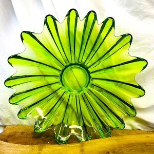 Vintage 1960s Federal Glass - Lime Green Glass Sunflower Bowl 11’’ Irish party